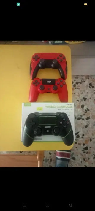 3 Joypad PS3, PS4 e PC (leggermente difettosi)