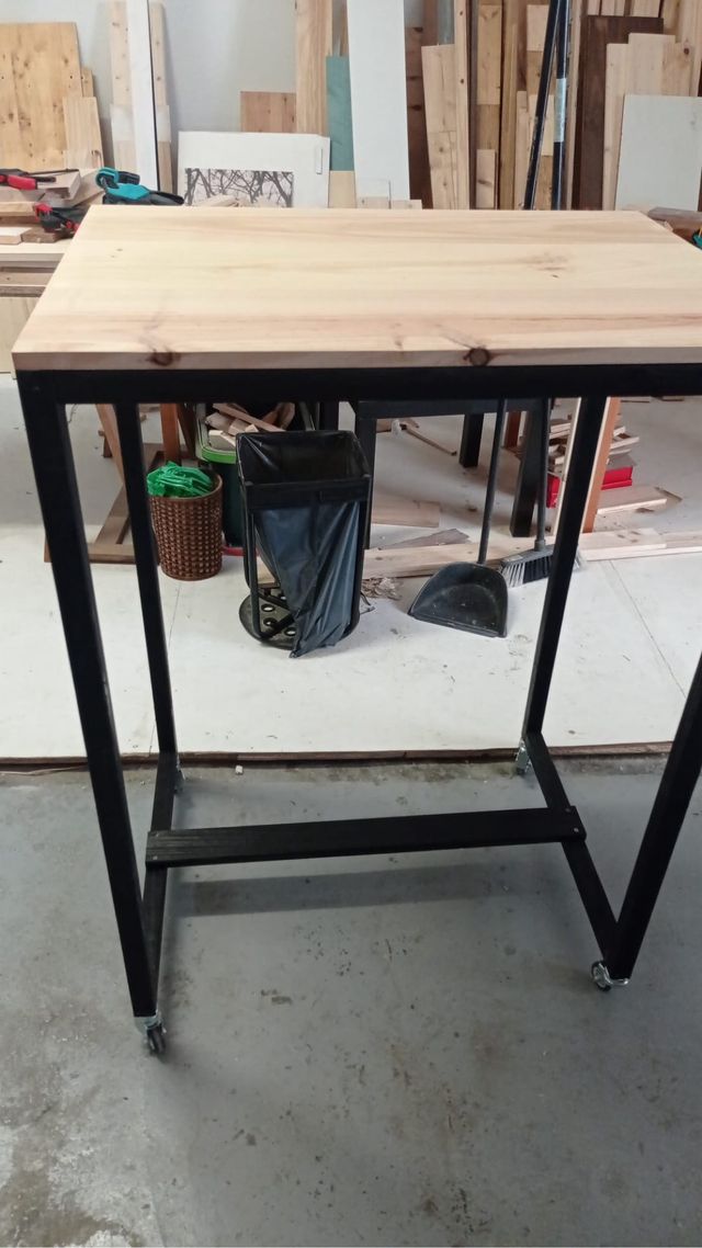 Mesa alta de madera. hecha a medida, como nueva.