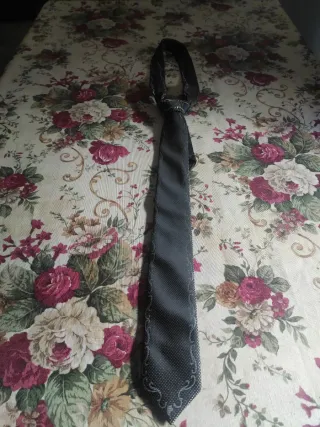 Corbata gris oscuro con estampado