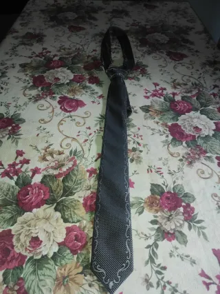 Corbata gris oscuro con estampado