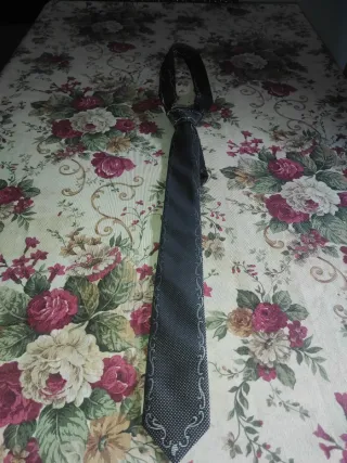 Corbata gris oscuro con estampado
