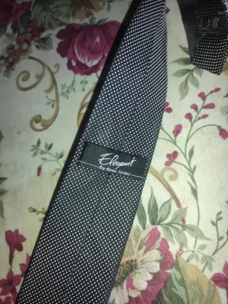 Corbata gris oscuro con estampado