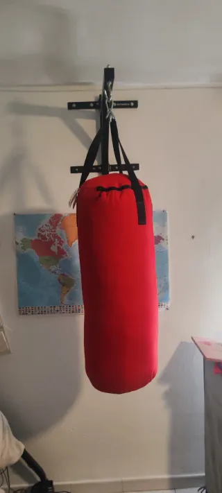 Saco de boxeo rojo con soporte