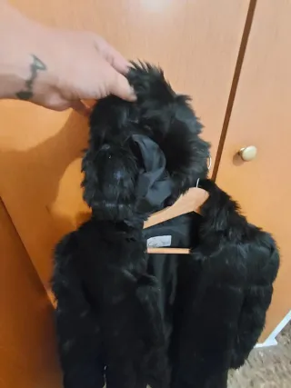 Abrigo de piel negro con capucha