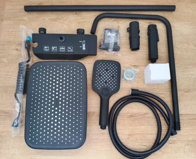 COLUMNA DE DUCHA NEGRA MULTIFUNCIÓN NUEVA A 40 EUR