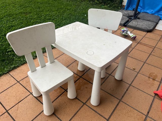 Mesa y 2 sillas infantiles blancas