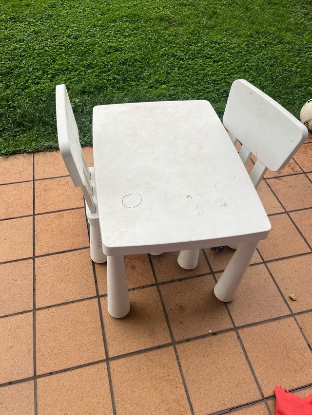 Mesa y 2 sillas infantiles blancas