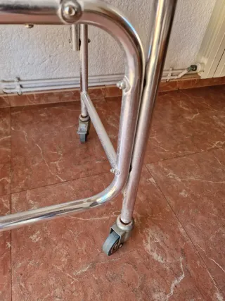 Silla de ducha con ruedas.