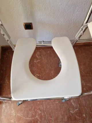 Silla de ducha con ruedas.