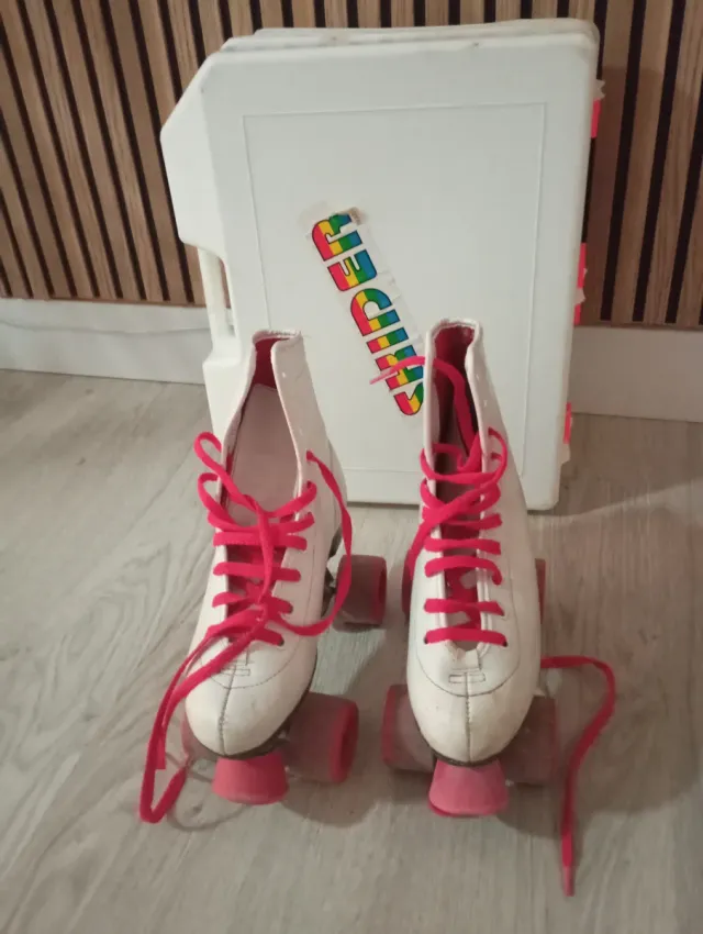 Patines 4 ruedas blancos y rojos .número 34