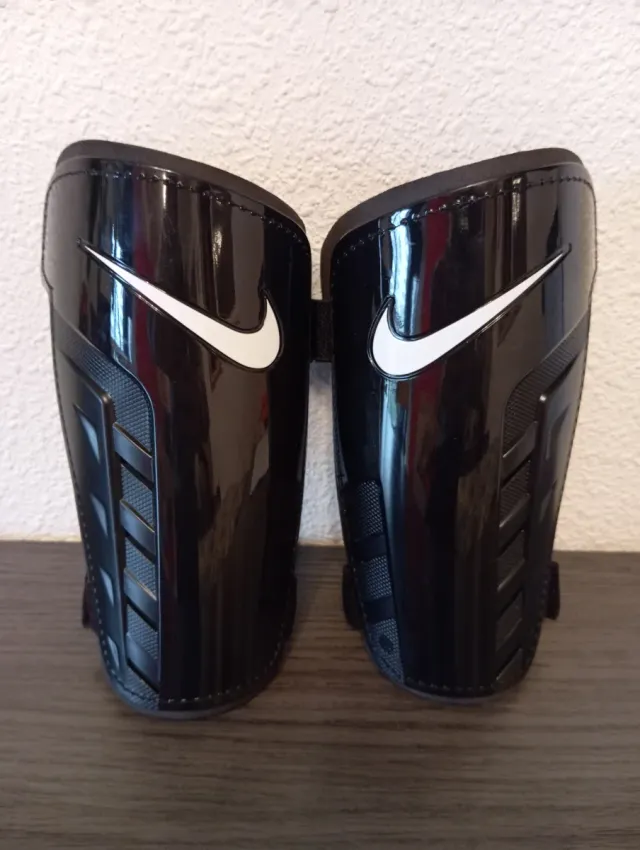 Espinilleras Nike Negras