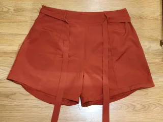 Shorts naranjas con cinturón