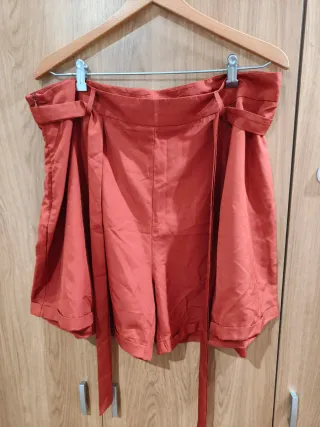 Shorts naranjas con cinturón