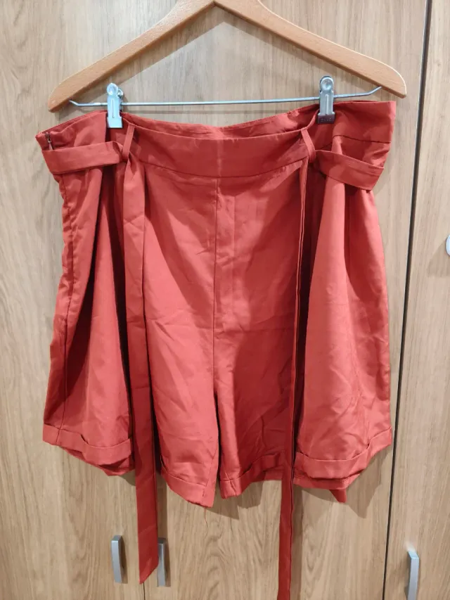 Shorts naranjas con cinturón