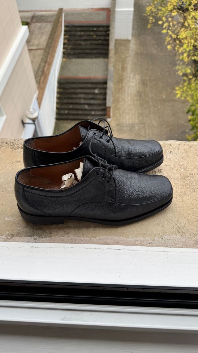 Zapatos negros elegantes