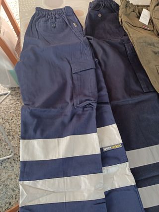 Pantalones de trabajo azul y verde Talla 44 y 42.