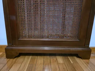 Cubre radiador madera y celosía de ratán antiguo