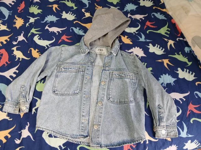 Cazadora vaquera con capucha Zara unisex