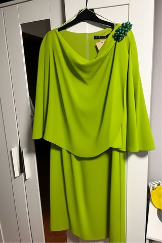 Vestido verde con detalle joya