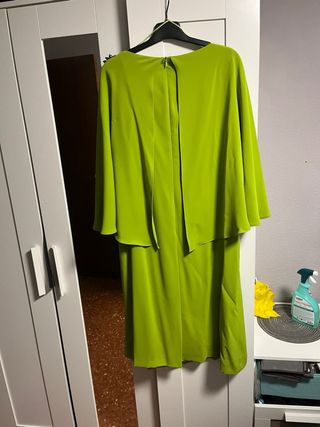 Vestido verde con detalle joya