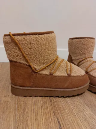 Botas de nieve beige y marrón