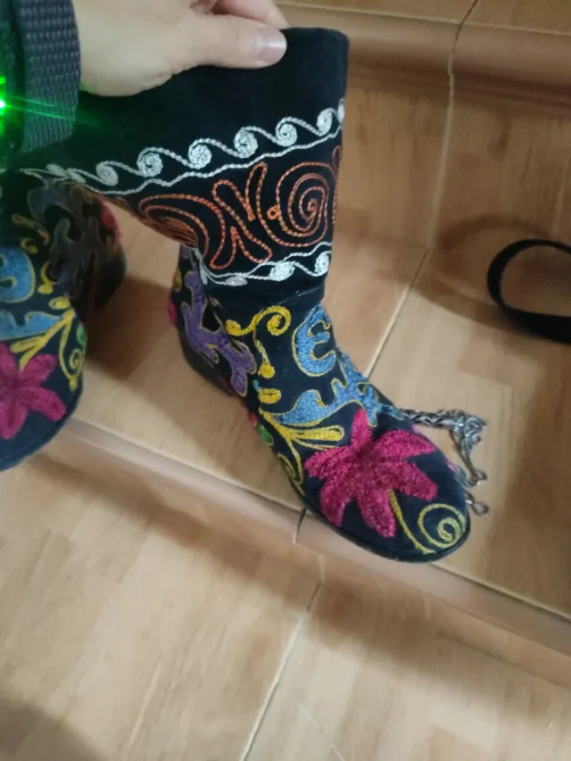 Botas turcas bordadas.