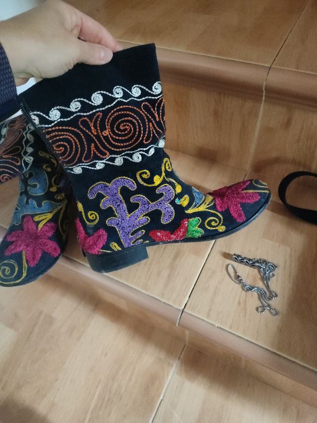Botas turcas bordadas.