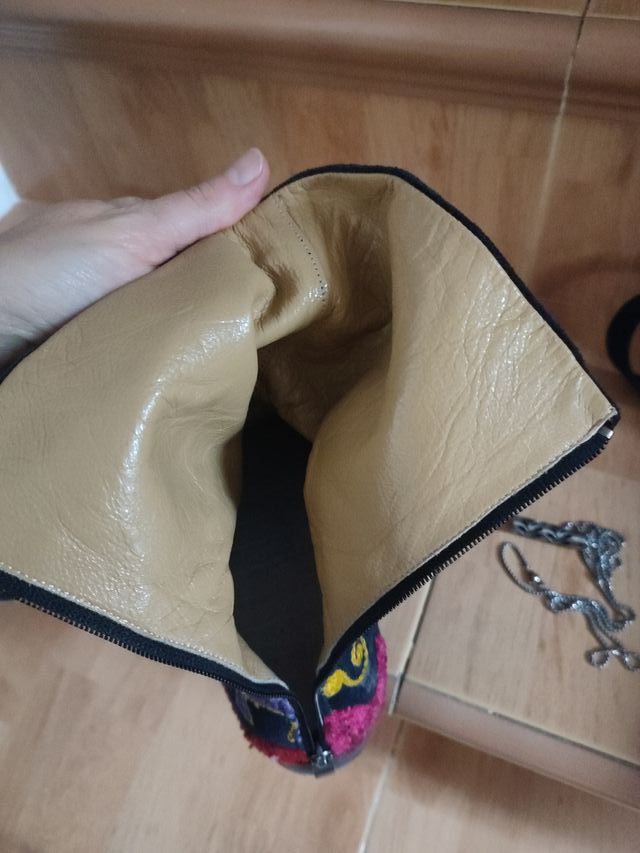 Botas turcas bordadas.