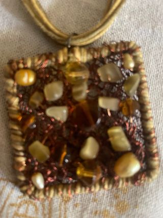 Collana artigianale quadrata marrone e oro