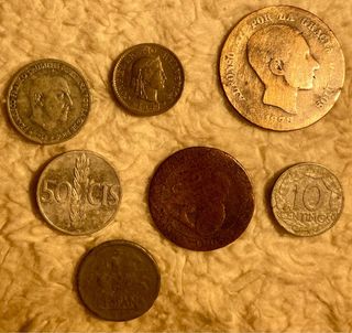 Lote de monedas antiguas olvidadas en una Singer