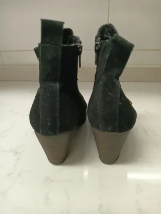 Botines ante negros tachuelas doradas