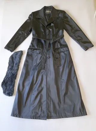 Gabardina estilo vintage negra.