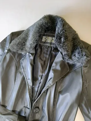 Gabardina estilo vintage negra.