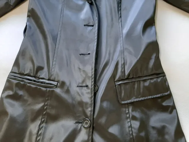 Gabardina estilo vintage negra.