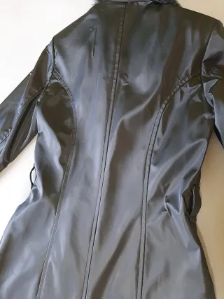 Gabardina estilo vintage negra.