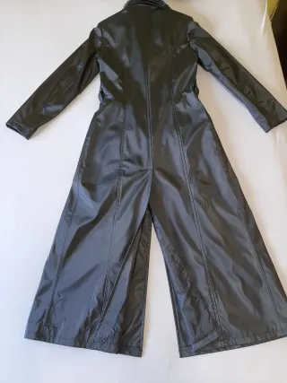 Gabardina estilo vintage negra.