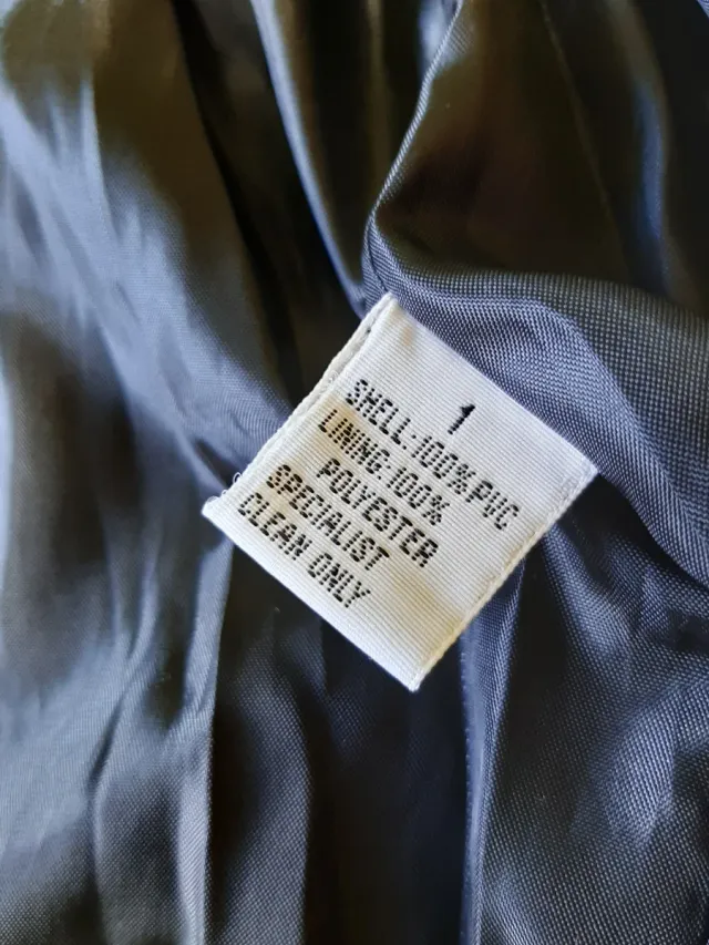 Gabardina estilo vintage negra.