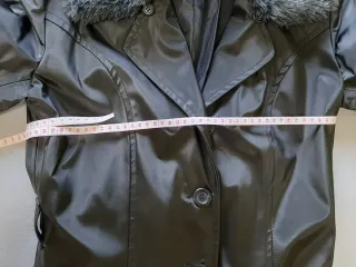 Gabardina estilo vintage negra.