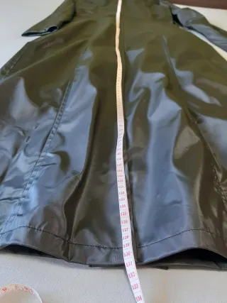 Gabardina estilo vintage negra.