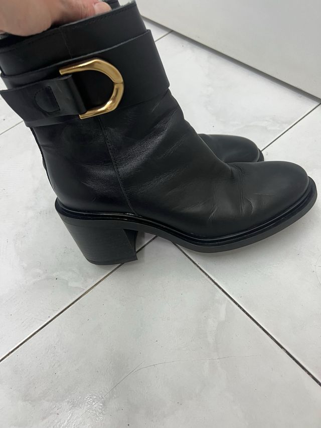 Botines de piel negros con hebilla dorada