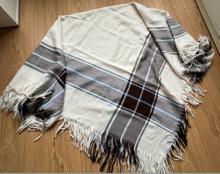 pañuelo bufanda tartán tonos beige azul y marron