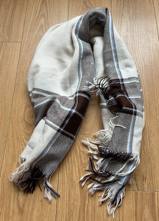 pañuelo bufanda tartán tonos beige azul y marron