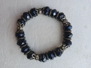 Pulsera extensible de cristales azules y plateada.