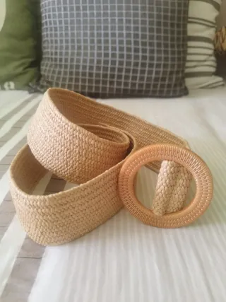 Cinturón tejido beige con hebilla redonda