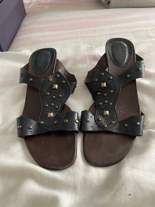 Sandalias negras y marrones