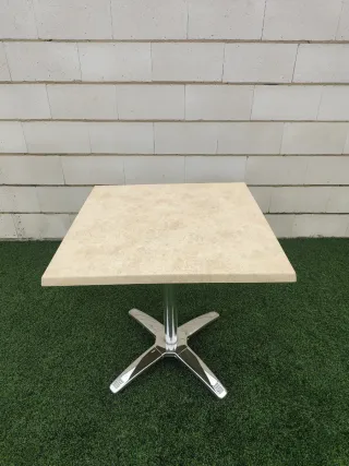 Tavoli colorati con stampa moderna!