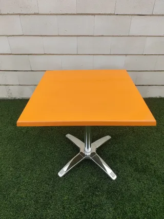 Tavoli colorati con stampa moderna!