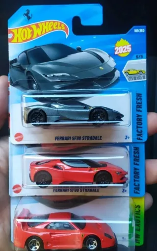 Lotto 3 Hot Wheels Ferrari 2025