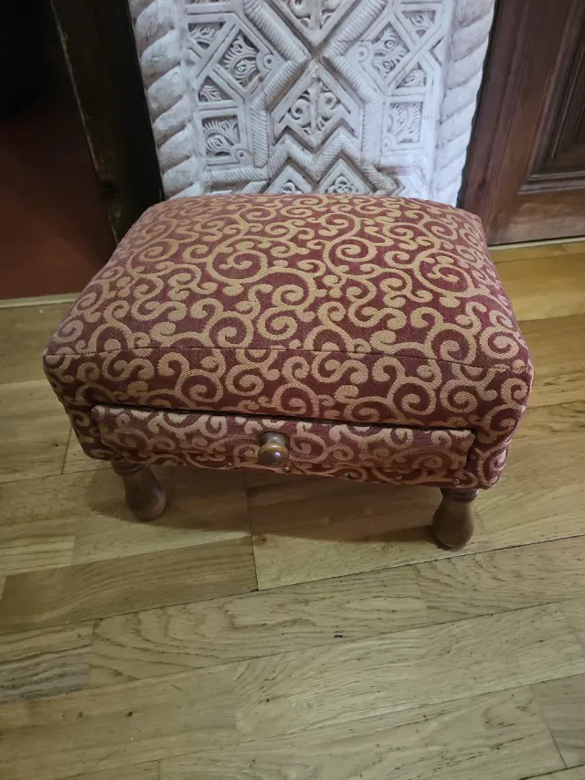 Reposapiés tapizado con cajón