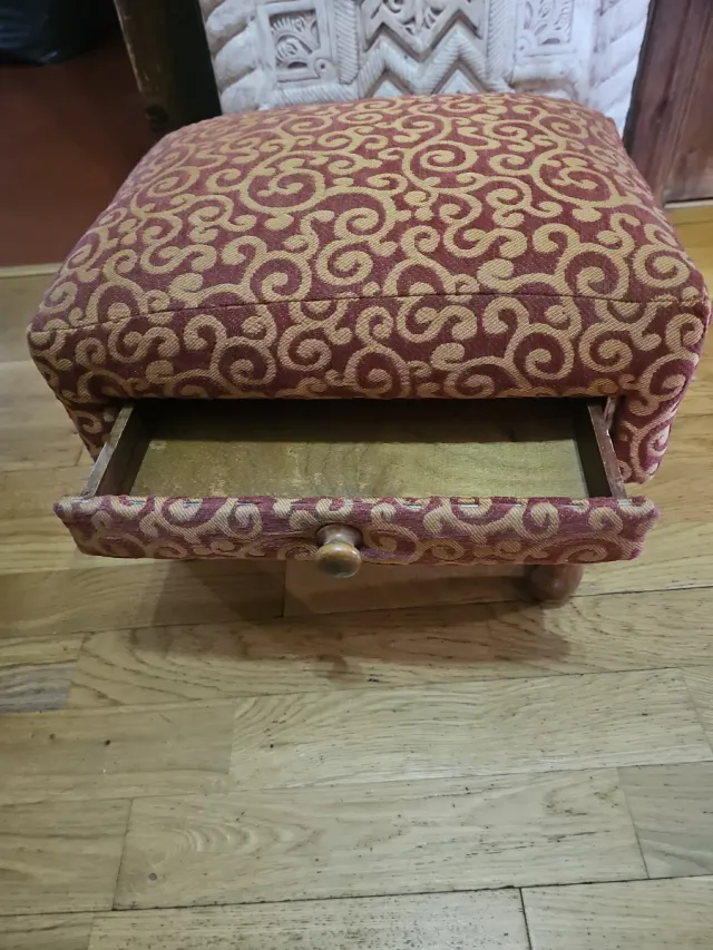 Reposapiés tapizado con cajón